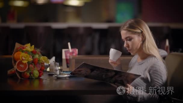 从菜单选择膳食的妇女喝杯咖啡视频