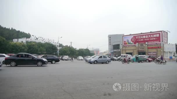 中国8月 082017 城市城镇繁忙的道路交通, 行人在街上行走. 时差