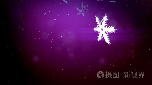 美丽的3d 雪花在夜晚在紫色的背景下以缓慢的运动在空气中飞翔。使用动画圣诞节, 新年贺卡与大雪花, 镜头耀斑, 散。雪花 V8视频