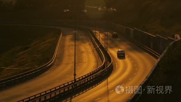日落路上的城市交通视频