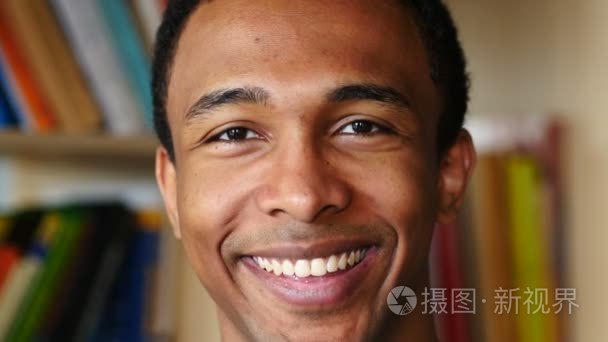 年轻的美国黑人男子的笑脸视频