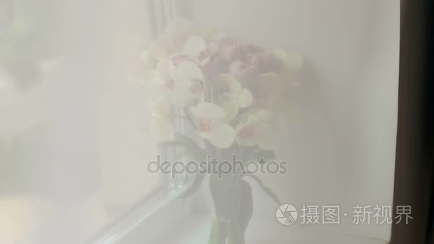 婚礼花束在窗口特写的兰花视频