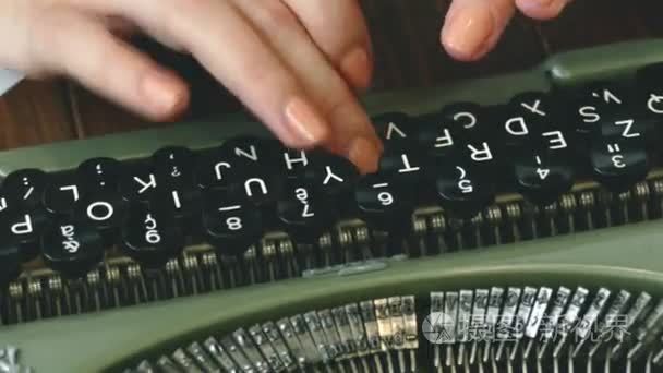旧打字机打字视频