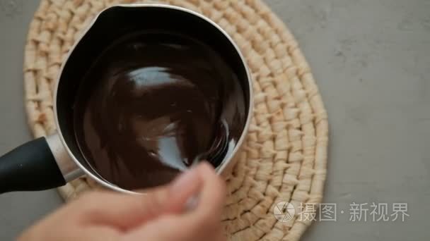 烹调和熔化热的巧克力的过程视频