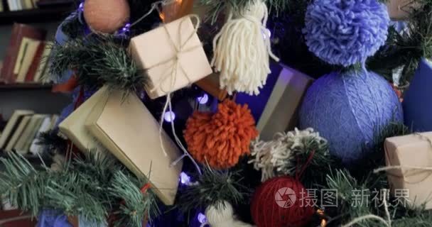 装饰圣诞树用礼物的特写