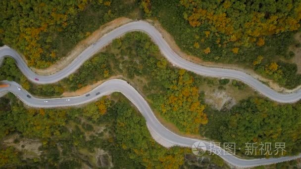 在希腊山沿路行驶交通的鸟瞰图视频