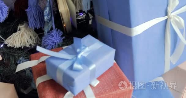 装饰圣诞树用礼物的特写视频