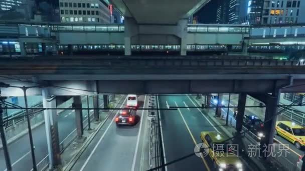 东京夜景高度视图。你可以看到不同的, 新的, 宽阔的道路。快开车现代, 摩天大楼屹立不倒。高速火车骑人