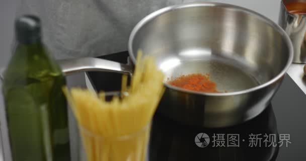 锅中加入辣椒油视频