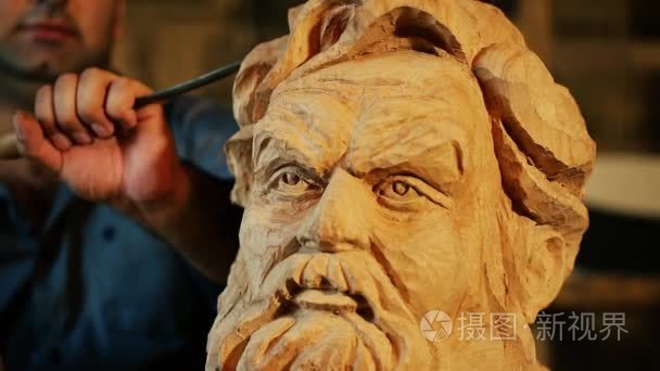 雕塑家用木制雕塑和木雕视频