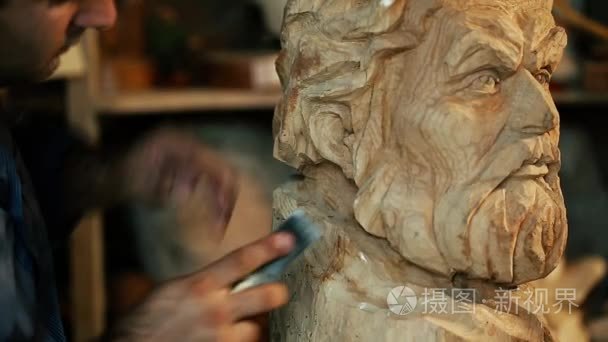 雕塑家用木制雕塑和木雕视频