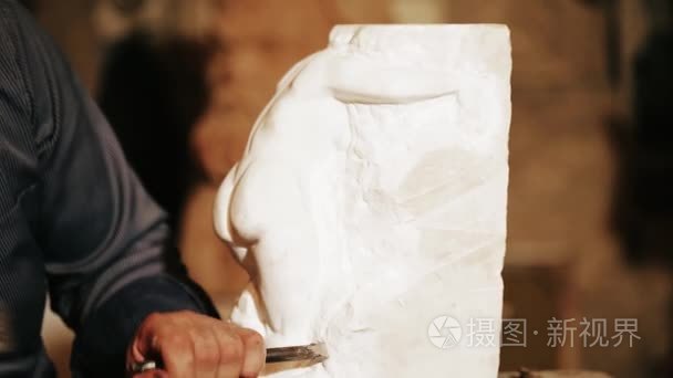 雕塑家与大理石雕像一起工作视频