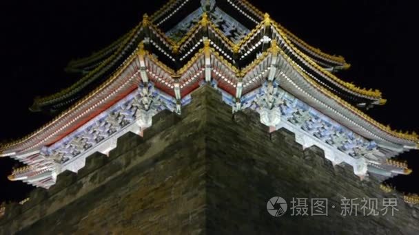 在夜晚的北京紫禁城炮塔的全景。华丽走到大 W