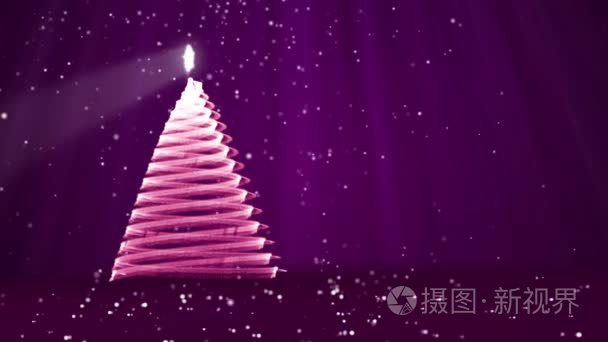 紫色的大圣诞树从发光的颗粒在左侧的屏幕。冬季主题为圣诞节或新年背景与复制空间。3d 圣诞树 V8 与雪自由度光线