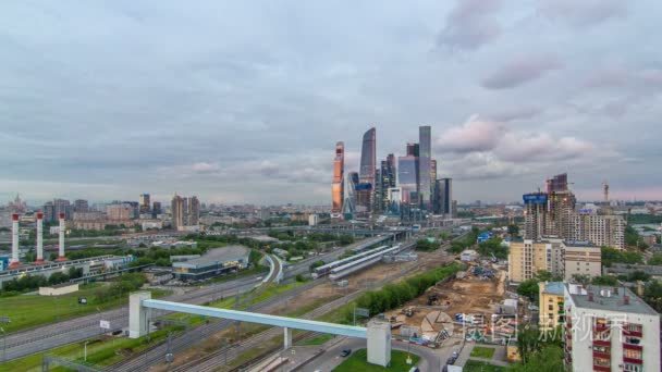 摩天大楼的商业建筑群莫斯科城市日夜时差。在前景铁路和汽车天桥