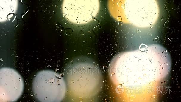 雨滴滴下的玻璃对散背景的移动汽车
