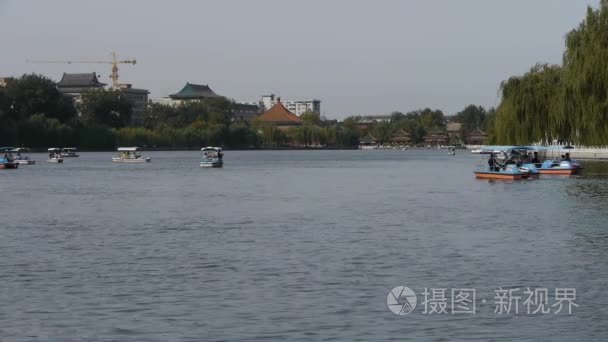 中国北京北海公园湖水柳岛视频