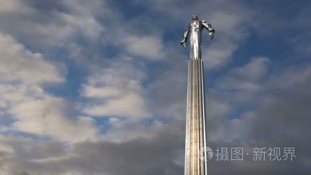 尤里加加林 42.5 米底座高和雕像 的纪念碑，第一个在太空中旅行的人。它位于俄罗斯莫斯科的列宁大街。底座被为了使人联想到火视频