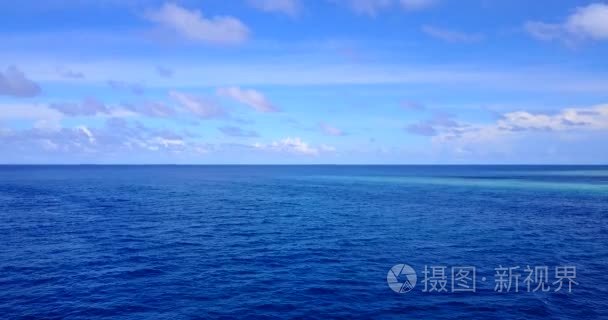 v11443 马尔代夫白沙海滩热带岛屿与空中飞鸟鸟瞰的水蓝色海水和晴朗的天空