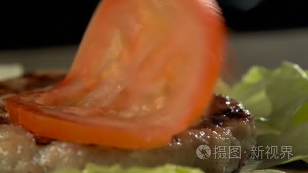 烹调美味的汉堡包慢动作的过程视频