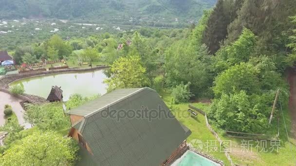 旅游综合体与山区的游泳池视频