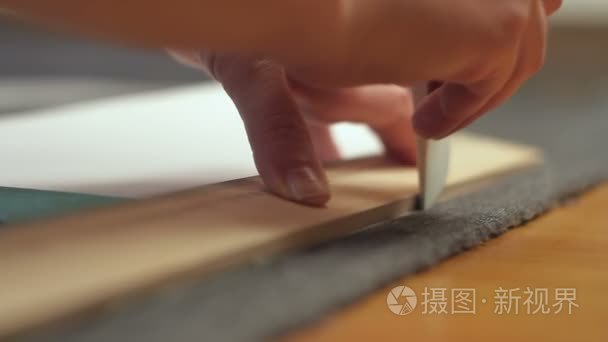 裁缝刀在面料上画粉笔图案视频