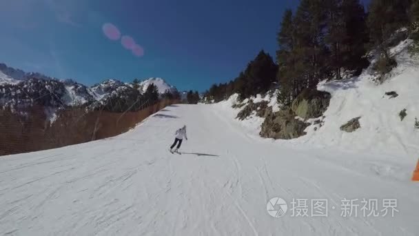 那女人在山上滑雪滑雪斜坡视频