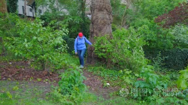 女游客在杂草丛生的小路上上山视频