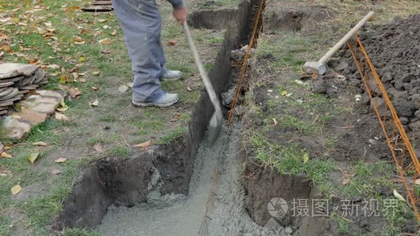 建筑工地  工人移动混凝土在基础沟槽