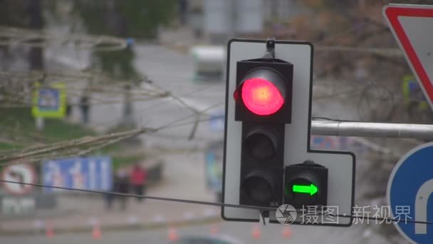 红色交通灯在城市道路上行驶的汽车背景