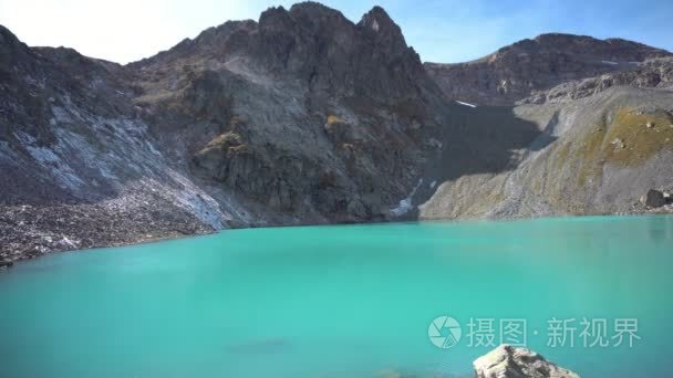 高山湖泊与绿松石水视频