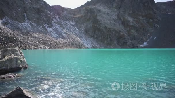 高山湖泊与绿松石水视频