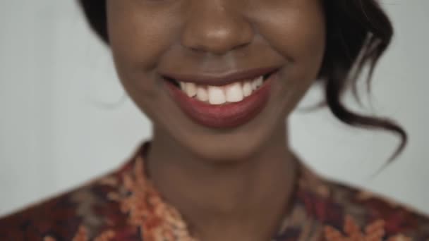 美丽的非洲裔美国大学生肖像, 快乐的笑女人, 闭上白牙微笑视频