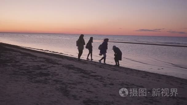 四年轻女性在傍晚海滩漫步视频