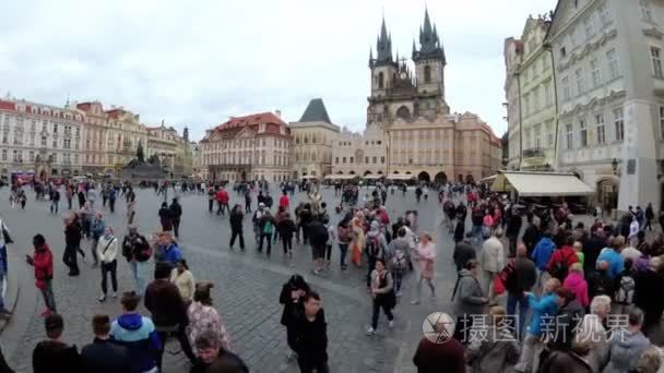 老镇, 凝视新城广场。人们围着广场走。捷克布拉格