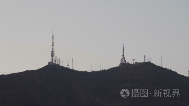 电信无线电天线和卫星塔在日落视频