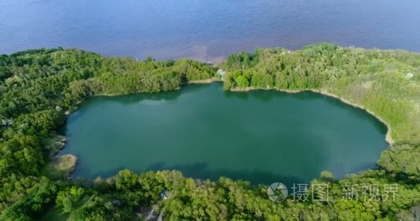 森林与空气环绕的湖泊视频