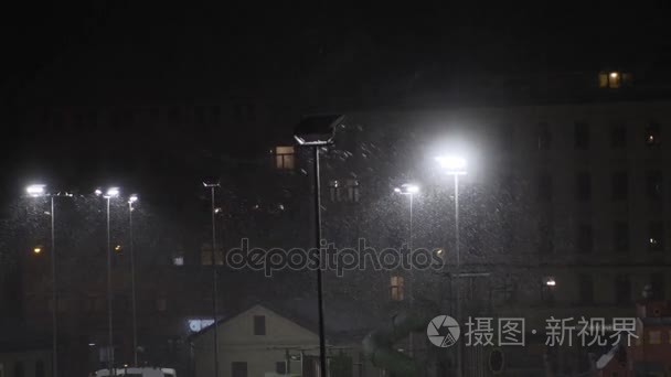 夜晚的雪在缓慢的运动中落下。冬天坏天气风暴