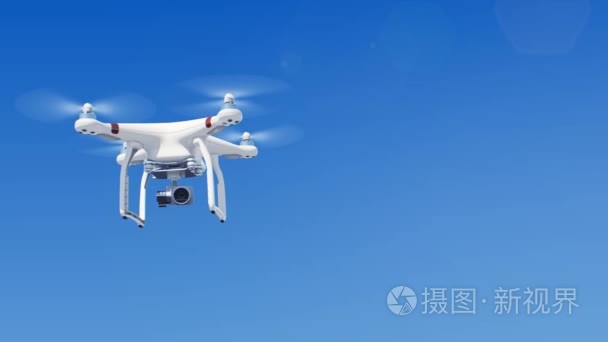 Quadcopter 飞在蓝天和拍摄周围的相机。现代电子概念。4k Uhd 3840x2160