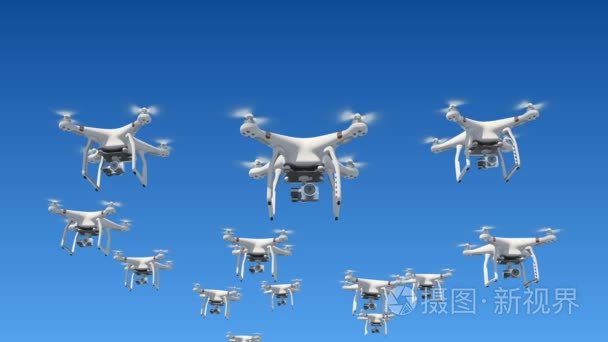 许多 Quadcopters 飞行在蓝天和摄制用照相机。环形3d 动画与绿色屏幕和 Alpha 面具。现代电子概念。4k Uhd