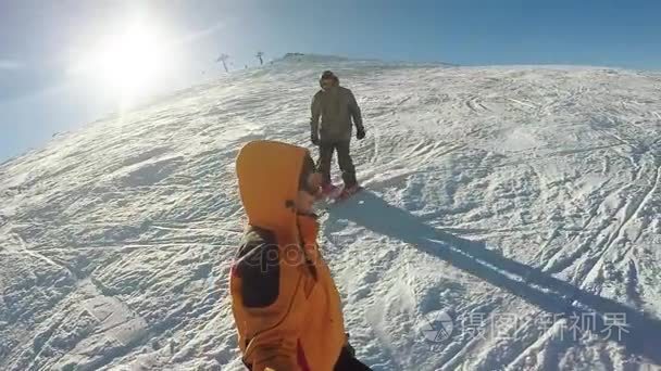 几人后裔从雪山滑雪视频