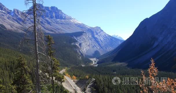 冰高速公路通过岩石山脉, 加拿大4k