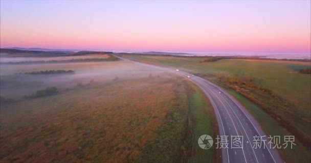 空中鸟瞰的道路与驾驶的汽车, 田野, 丘陵。大雾天气。俄罗斯