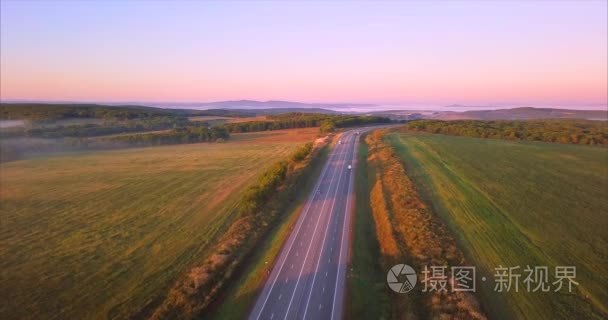 在高速公路上飞行  有汽车、田野和地平线上的山丘。俄罗斯