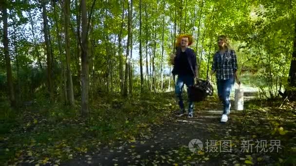快乐的年轻夫妇散步在公园野餐视频