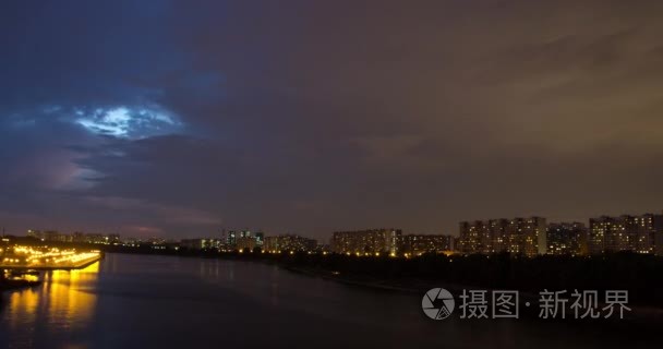 夜间雷雨在公寓楼上空移动