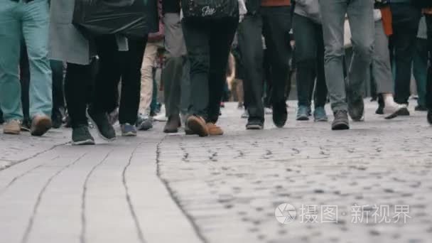 人群走在街上的人的腿视频