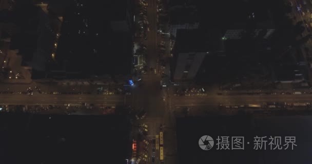 在夜间鸟瞰基辅城市天际线建筑。都市都市背景。建立纽约市的拍摄。现代城市摩天大楼屋顶和照亮街道的空中夜景