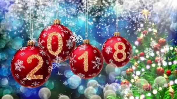 红色球的数字2018悬挂在一个蓝色的散和旋转的圣诞树3d 渲染的背景