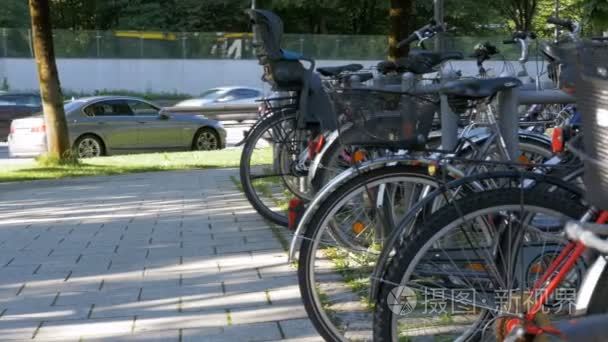 慕尼黑街头的自行车停放视频